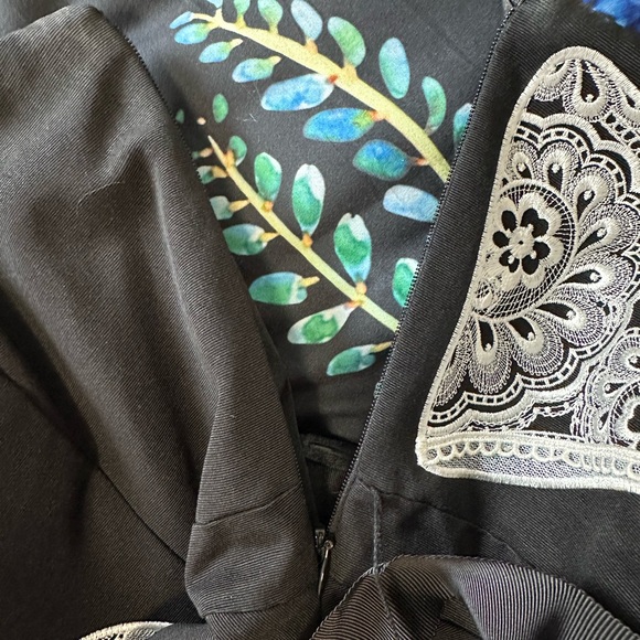 Black dress with white detailed embroidery - Picture 4 of 11